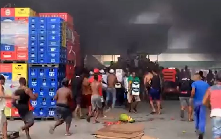 Brasil: saquean e incendian un supermercado en Río de Janeiro [VIDEO]