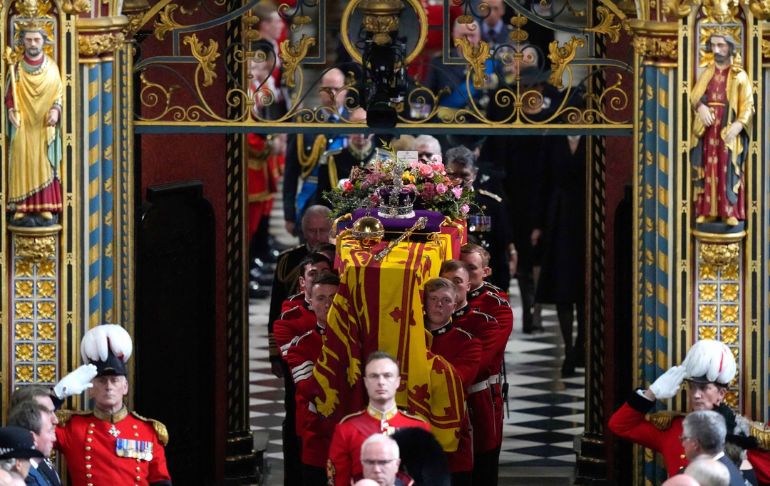 Portada: El féretro de la reina Isabel II llegó al castillo de Windsor