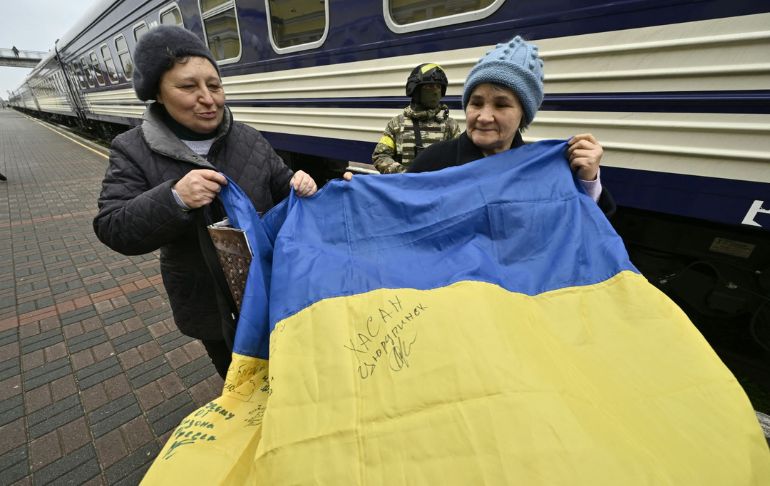 Ucranianos lloran tras reapertura de estación de tren en Jersón