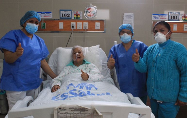 Portada: Abuelita de 93 años supera secuelas de infarto cerebral tras recibir atención médica en el hospital Sabogal