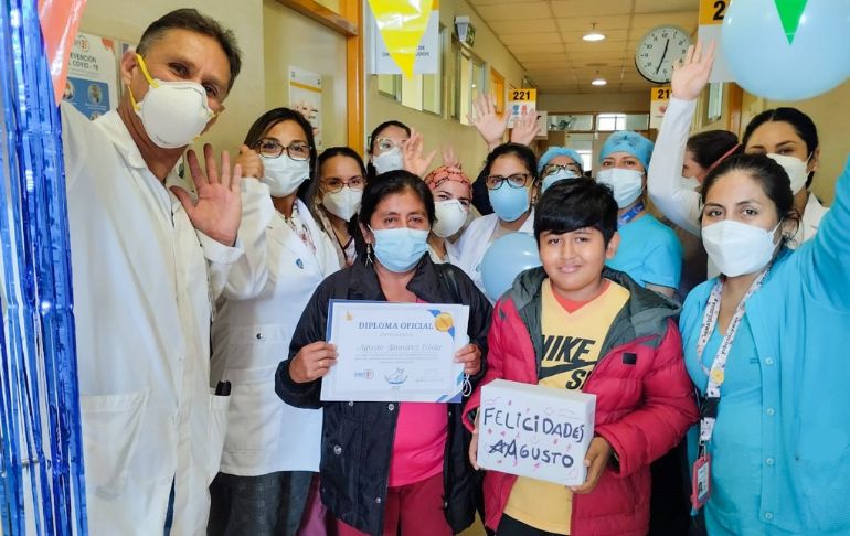 INSN San Borja: niño supera a la leucemia y lo celebra tocando una campana en señal de victoria