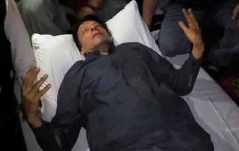Imran Khan: exprimer ministro de Pakistán es herido mientras participaba de un acto político
