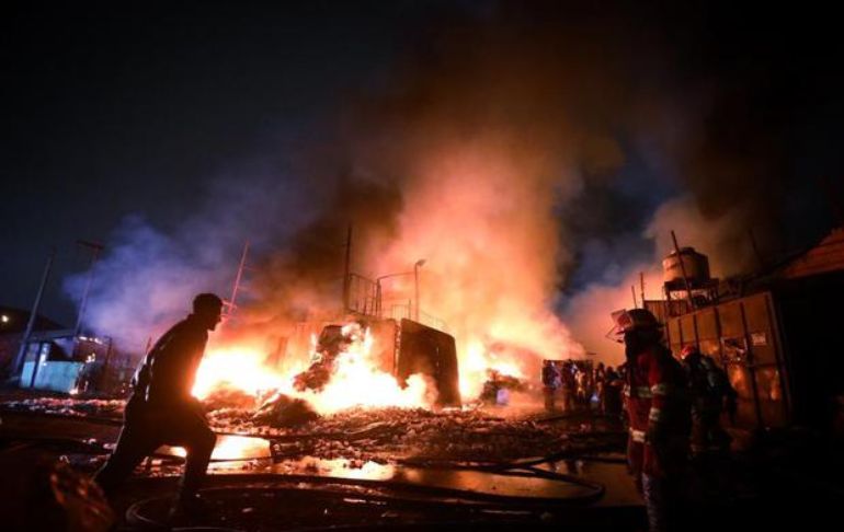 Portada: Callao: incendio consumió almacén de reciclaje en la avenida Argentina