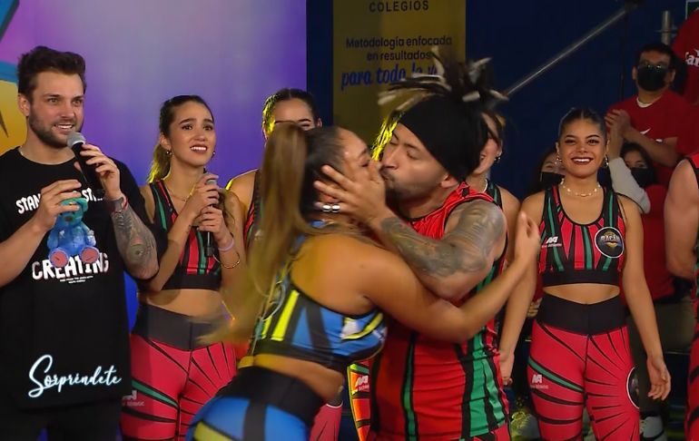 'Esto es Bacán': 'Zumba' le roba un beso a Isabel Acevedo [VIDEO]