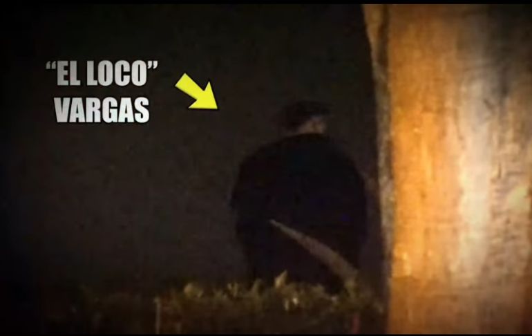 'Loco' Vargas es captado orinando en plena vía pública