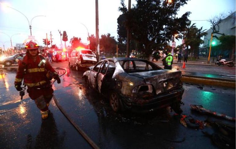 Los Olivos: taxi se incendió tras chocar contra miniván que se pasó luz roja