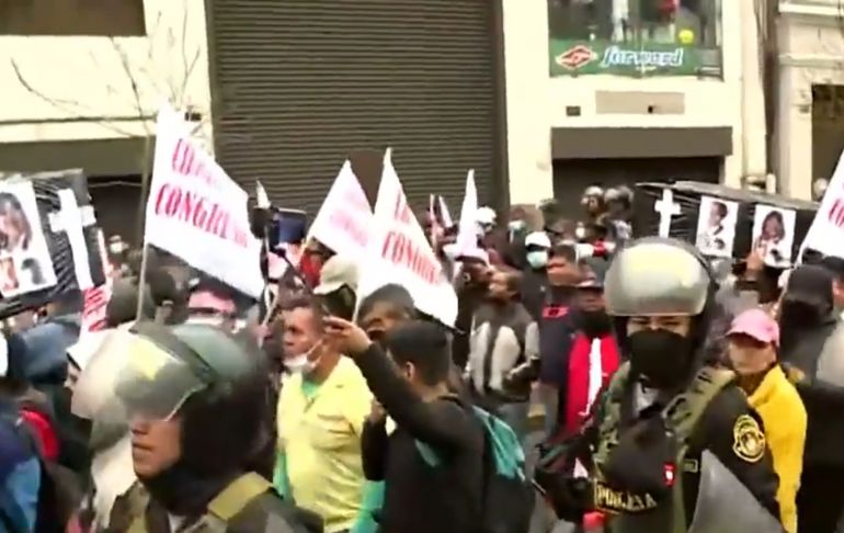 Portada: 'La Toma de Lima': protestantes son retirados del frontis del Congreso en la Av. Abancay