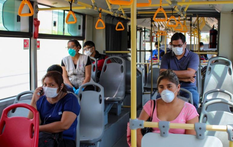 Portada: Colegio Médico pide establecer "uso obligatorio de mascarillas" en espacios cerrados, viajes aéreos y terrestres