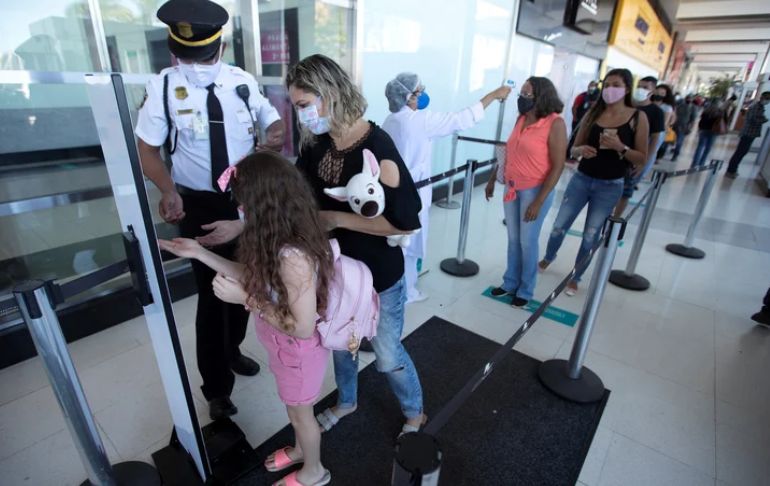 Portada: Brasil: imponen nuevamente el uso obligatorio de mascarillas en aeropuertos y aviones