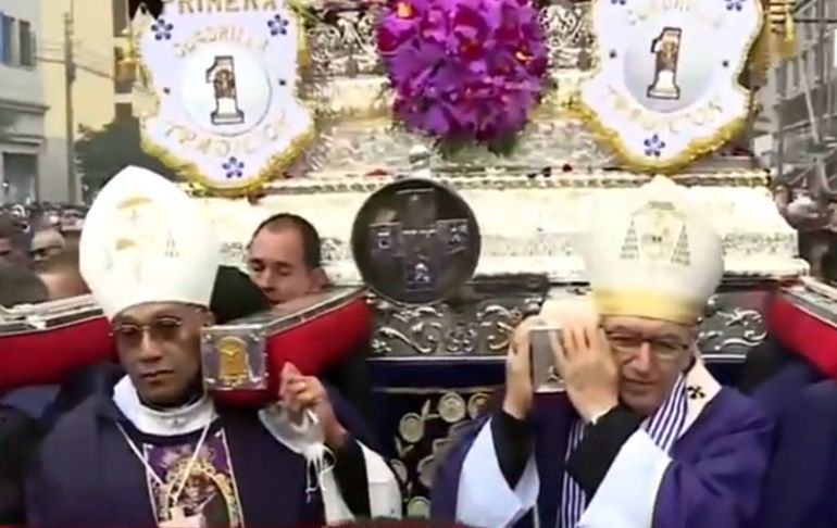 Señor de los Milagros: monseñor Carlos Castillo cargó anda durante segundo recorrido