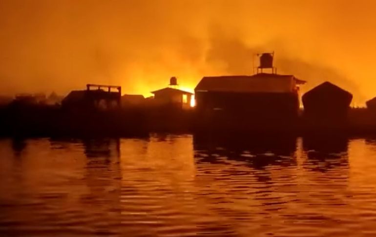 Puno: gran incendio se registró en isla flotante Los Uros del lago Titicaca