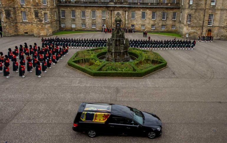 Isabel II: restos de monarca llegan al palacio de Buckingham