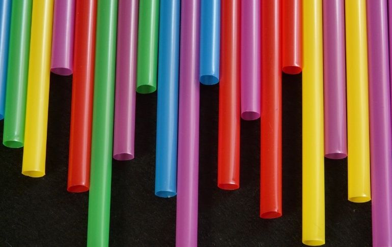 Australia: esta es la cuantiosa multa por ofrecer sorbetes de plástico