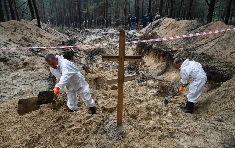 Portada: Unión Europea sobre descubrimiento de tumbas en Ucrania: "Rusia deberá rendir cuentas"