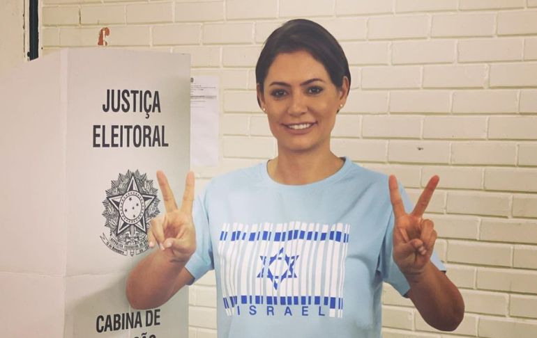 Brasil: primera dama Michelle Bolsonaro votó con camiseta de Israel