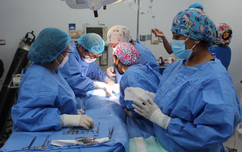 EsSalud: médicos realizan compleja cirugía a niña para resolver mal congénito que le impedía comer