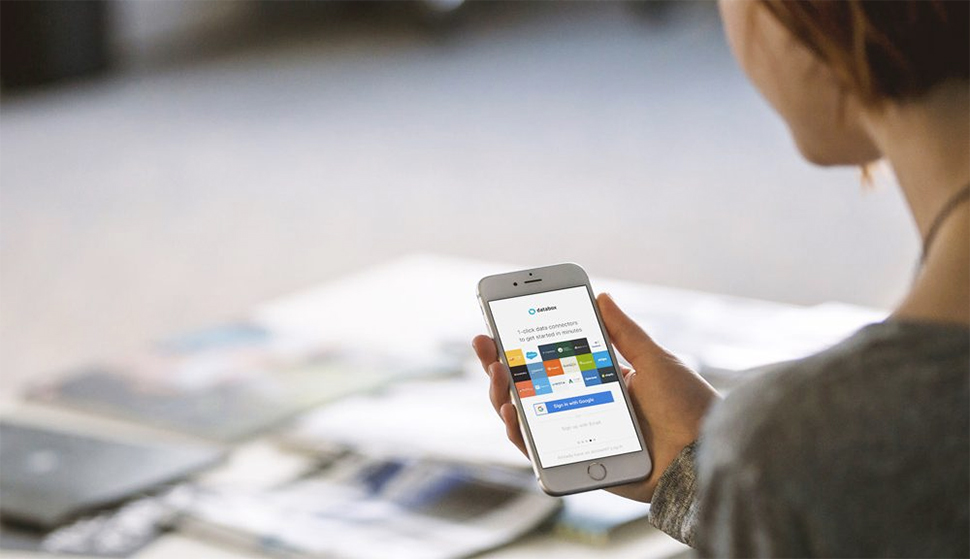 woman-reading-on-iphone-mockup