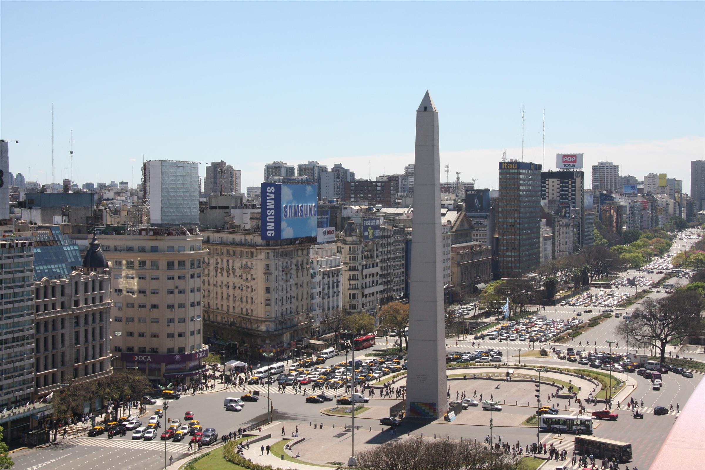 Por la ciudad. Обелиск в Буэнос-Айресе. Буэнос Айрес Obelisco. Буэнос Айрес столица какой страны.