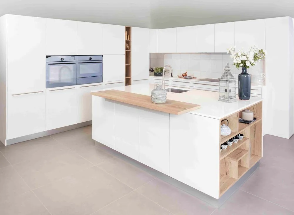 Puristische Küche mit Holz