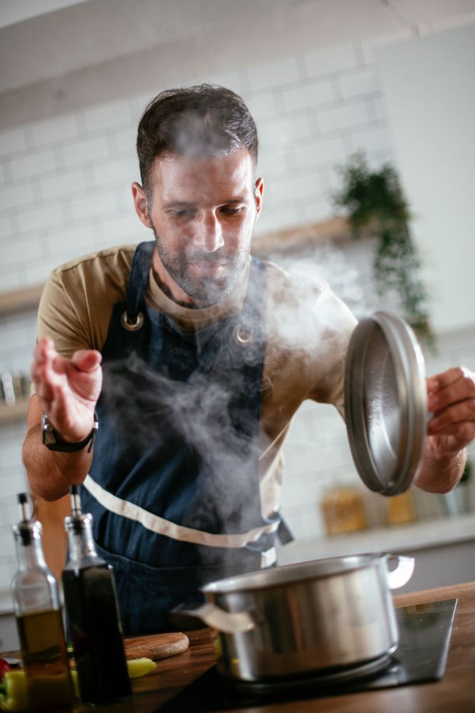 Herr beim Kochen_419421452.jpeg