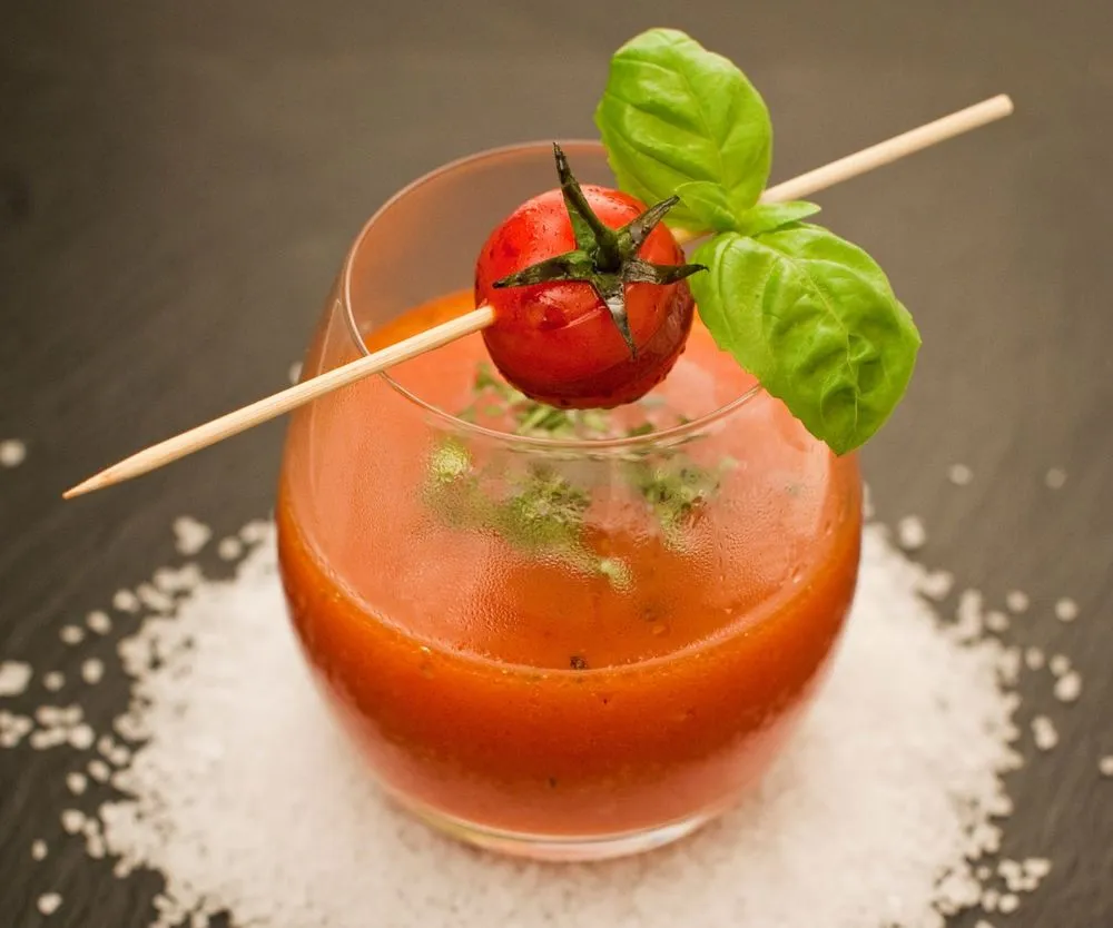 Tomatensuppe mit frischen Kräutern.jpg