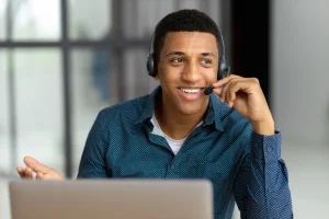 Auto warranty experts from Cuvrd discuss an extended warranty with a customer