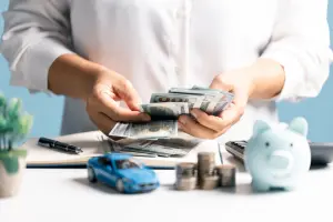 Illustration of saving money monthly with an auto refinance loan