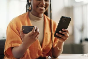 woman buying a vehicle service contract online