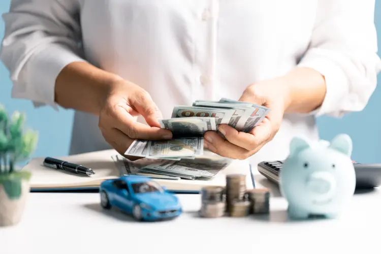 Illustration of saving money monthly with an auto refinance loan