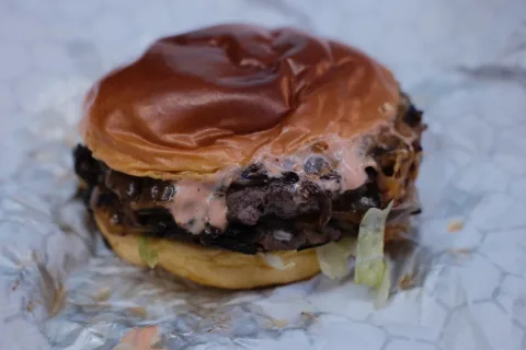 A burger with lettuce and sauce at USB in Málaga