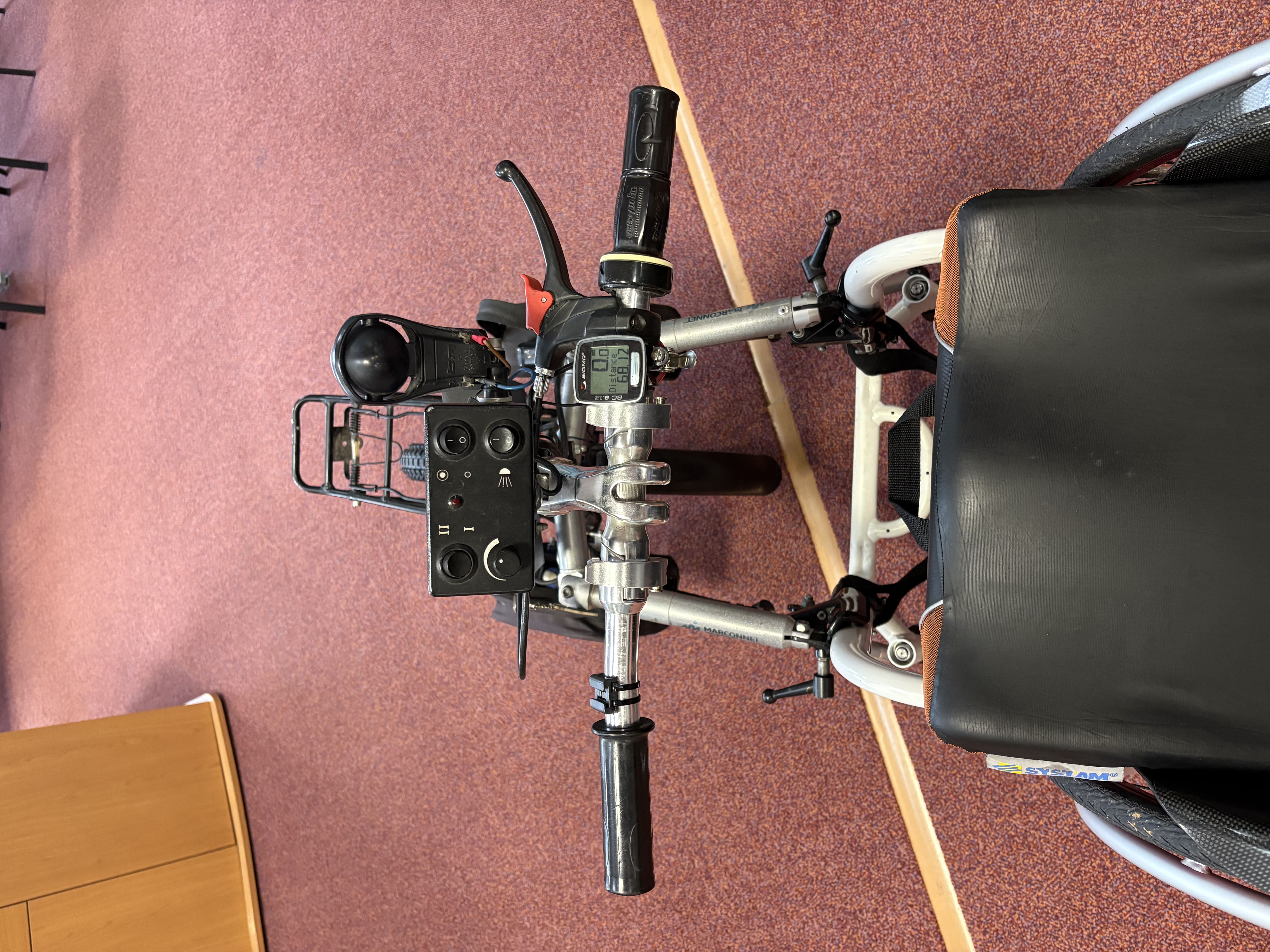 Poste de pilotage du handbike électrique Stricker Lipo Lomo 20 pouces monté sur fauteuil roulant, vue depuis la position utilisateur