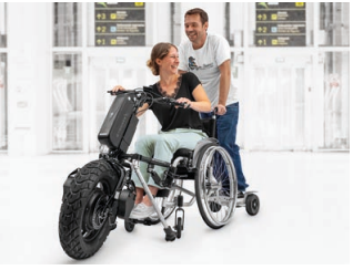 stricker remorque transporteur fauteuil roulant en action femme et homme