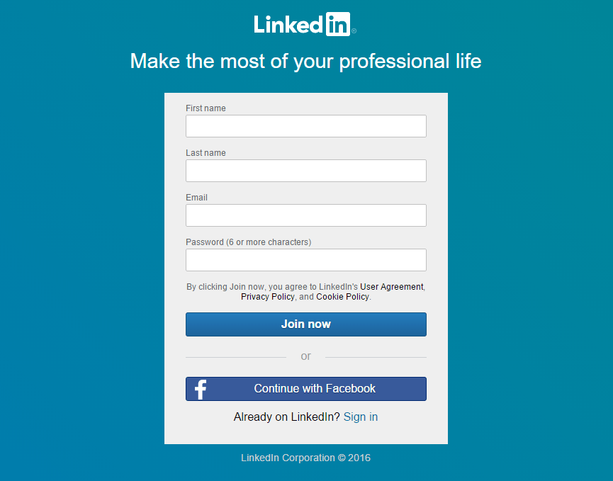  Esta imagen muestra la página de registro de LinkedIn y cómo la optimizan con un inicio de sesión de Facebook y un formulario corto.