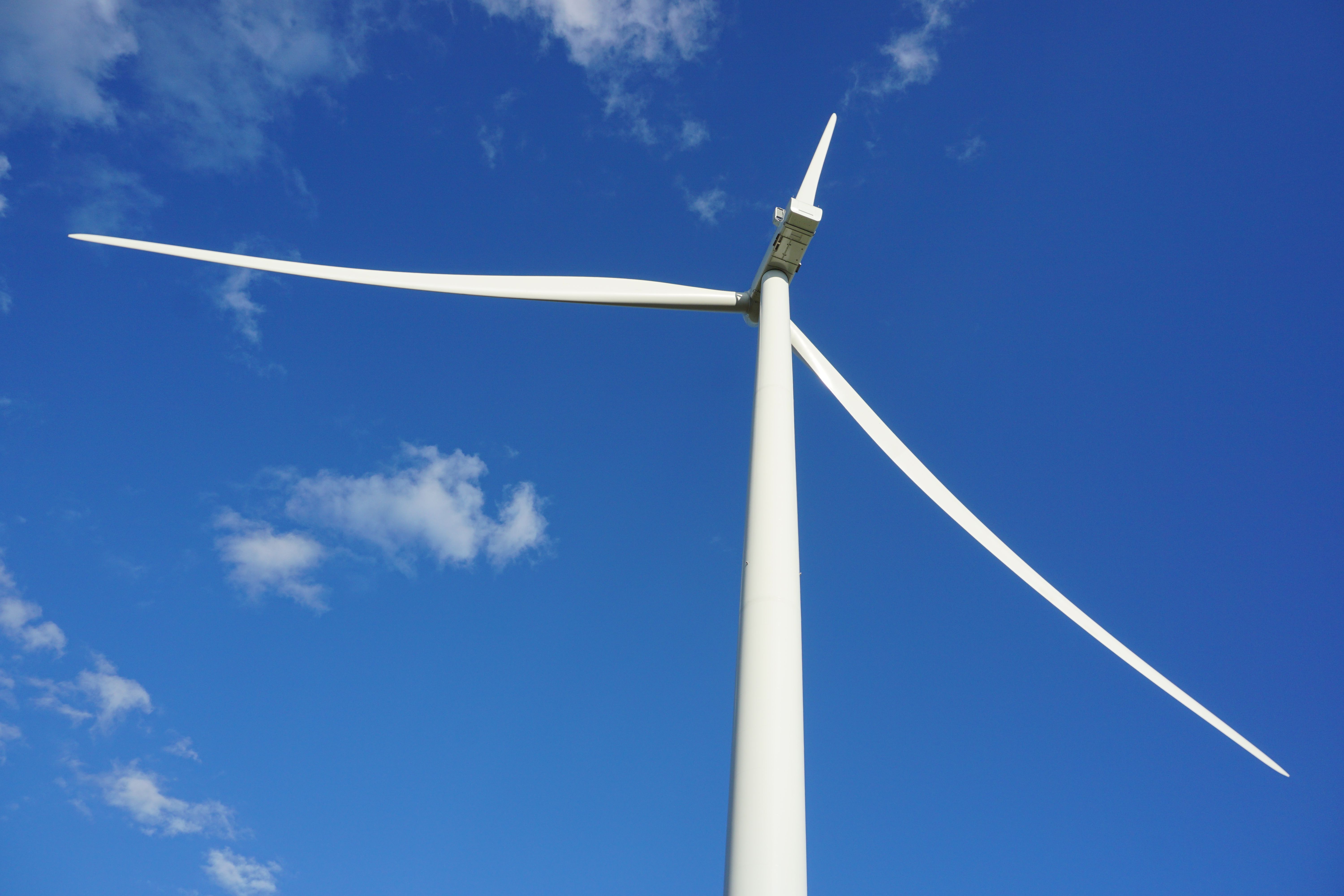 energia eólica. força do vento. energia sustentável e renovável. turbinas  eólicas geram eletricidade. fazenda de moinho de vento na montanha com céu  pôr do sol. tecnologia verde. fonte renovável. desenvolvimento sustentável.  11941691 Foto de stock no