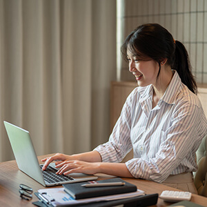 パソコンを使用する女性