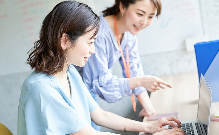 仕事の話をする女性2名