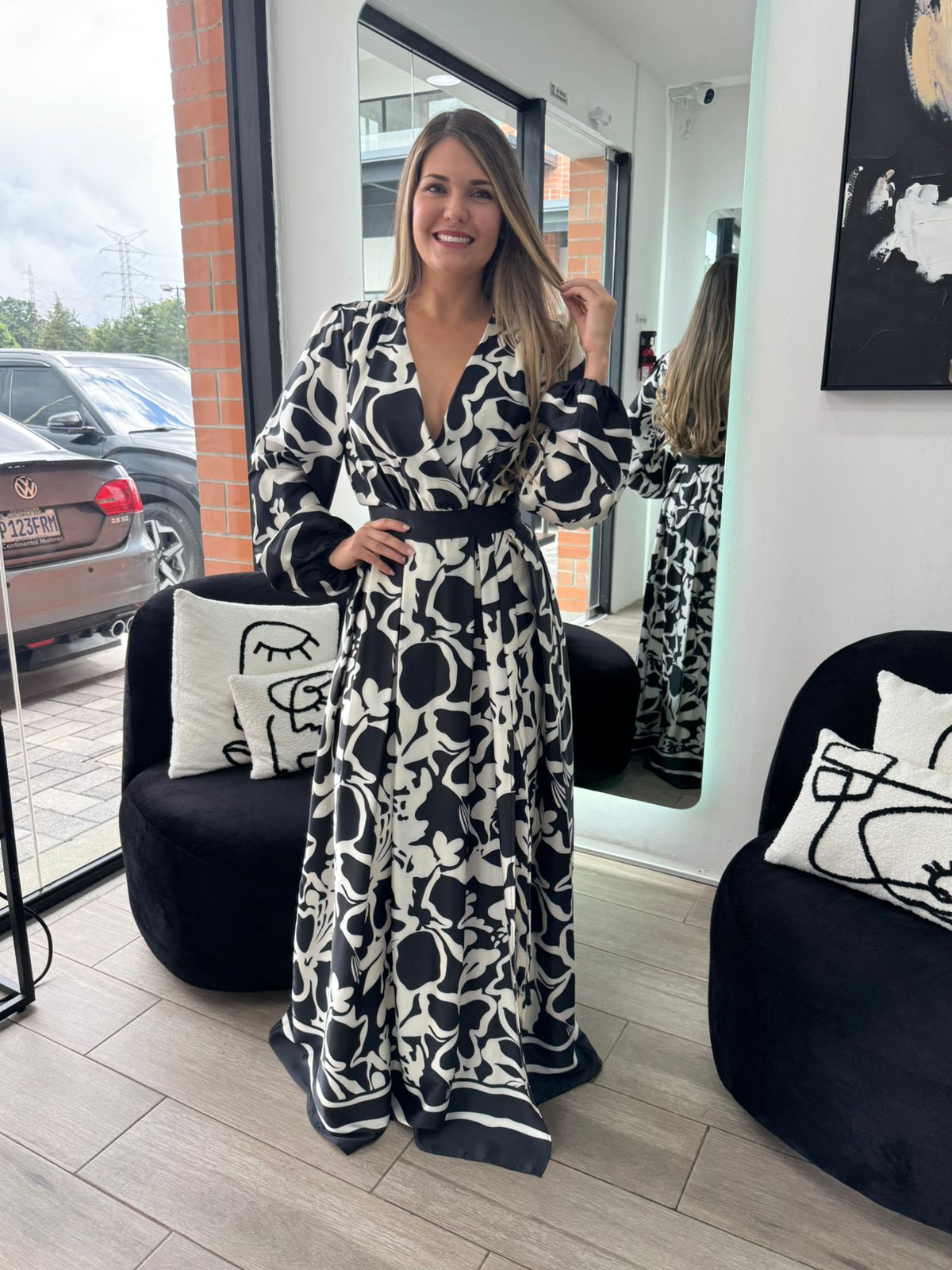 Black Deep V Neck Boarder Printed Maxi Dress (Talla S)
