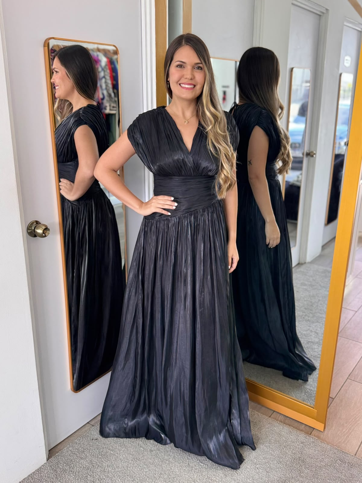 Black Pleated Elegant Dress with Cap Sleeves (Talla S)