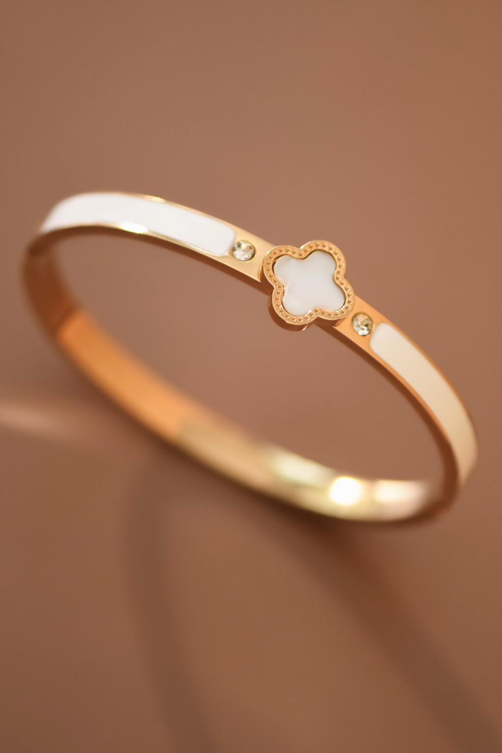 Brazalete tipo bangle de acero inoxidable con bisagra y baño de oro de 18K