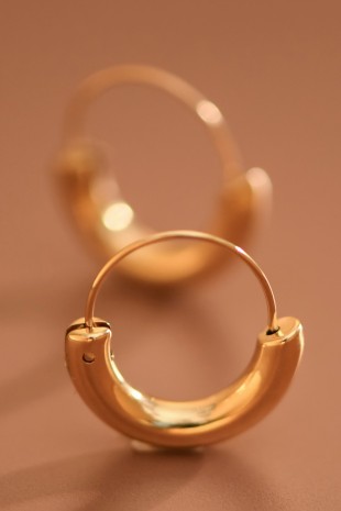 Aros tipo media luna de acero inoxidable con baño de oro de 18K