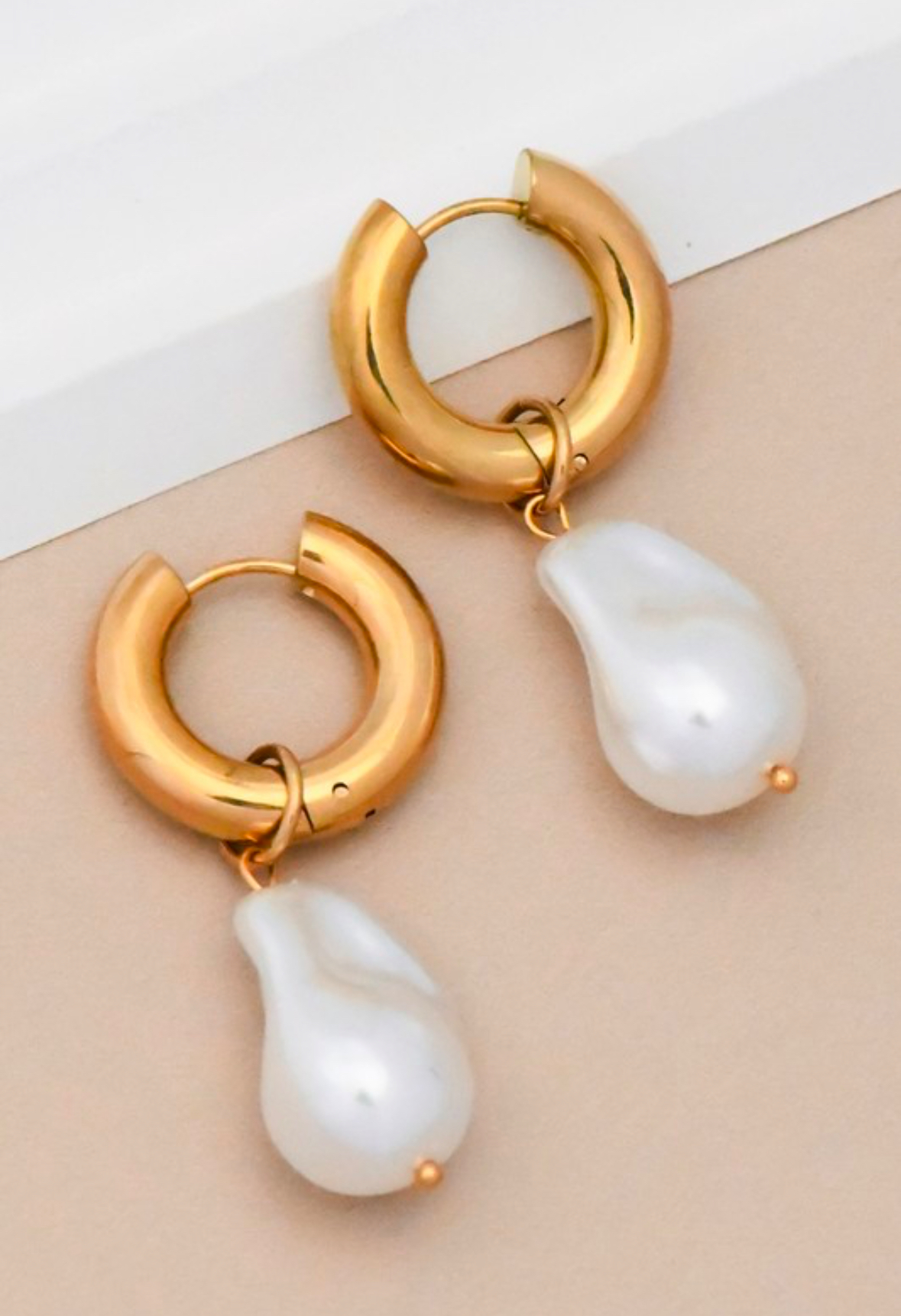 Aretes de Acero Inoxidable con Baño de Oro de 18K y Gotas de Perla Sintética, Resistentes al Deslustre. thumbnail