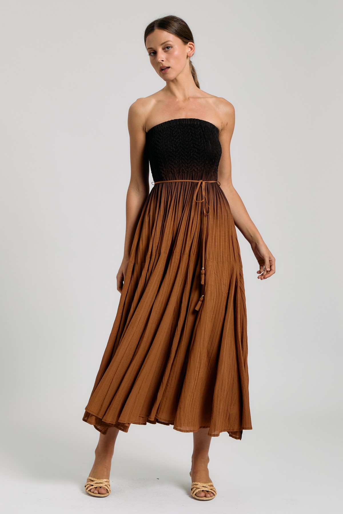 Camel Smocked Tube Pleated Midi Dress (Talla S) thumbnail