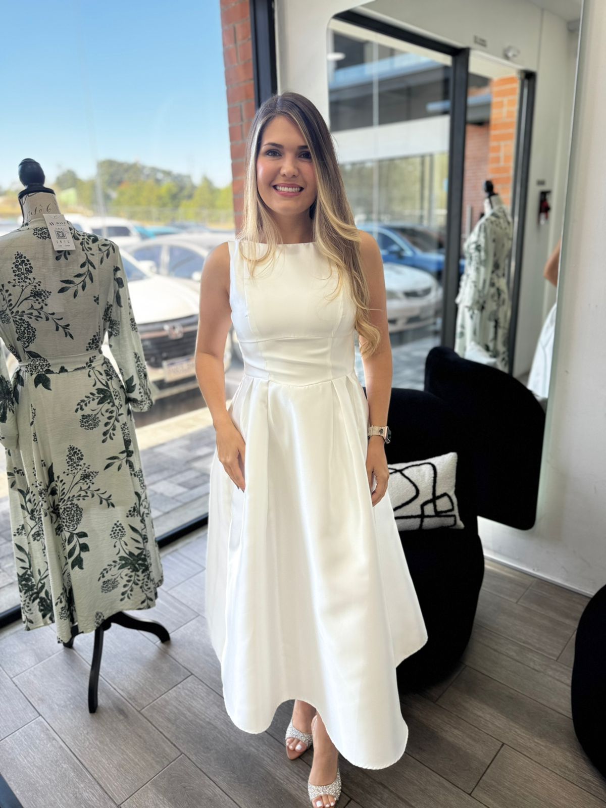 White Elegant A-line Midi Dress (Talla M)