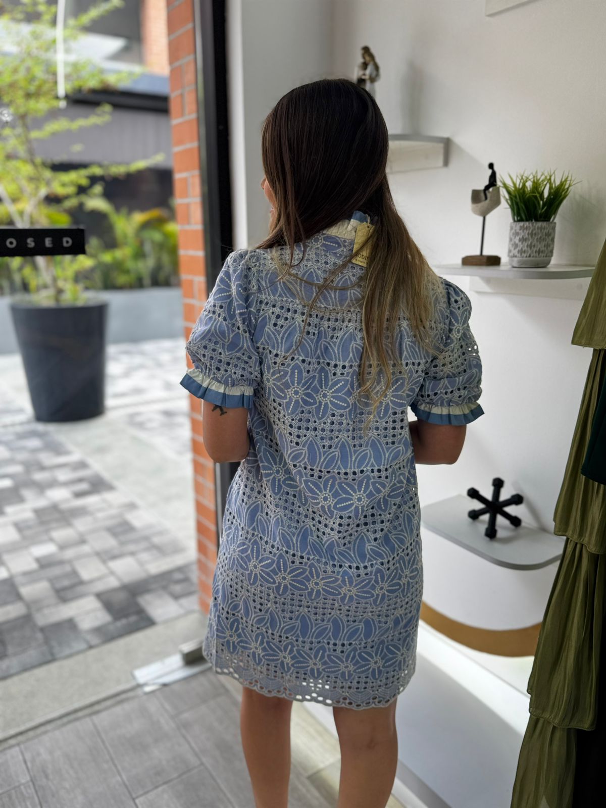 Periwinkle Ruffle Accent Eyelet Lace Shift Dress (Talla S) thumbnail
