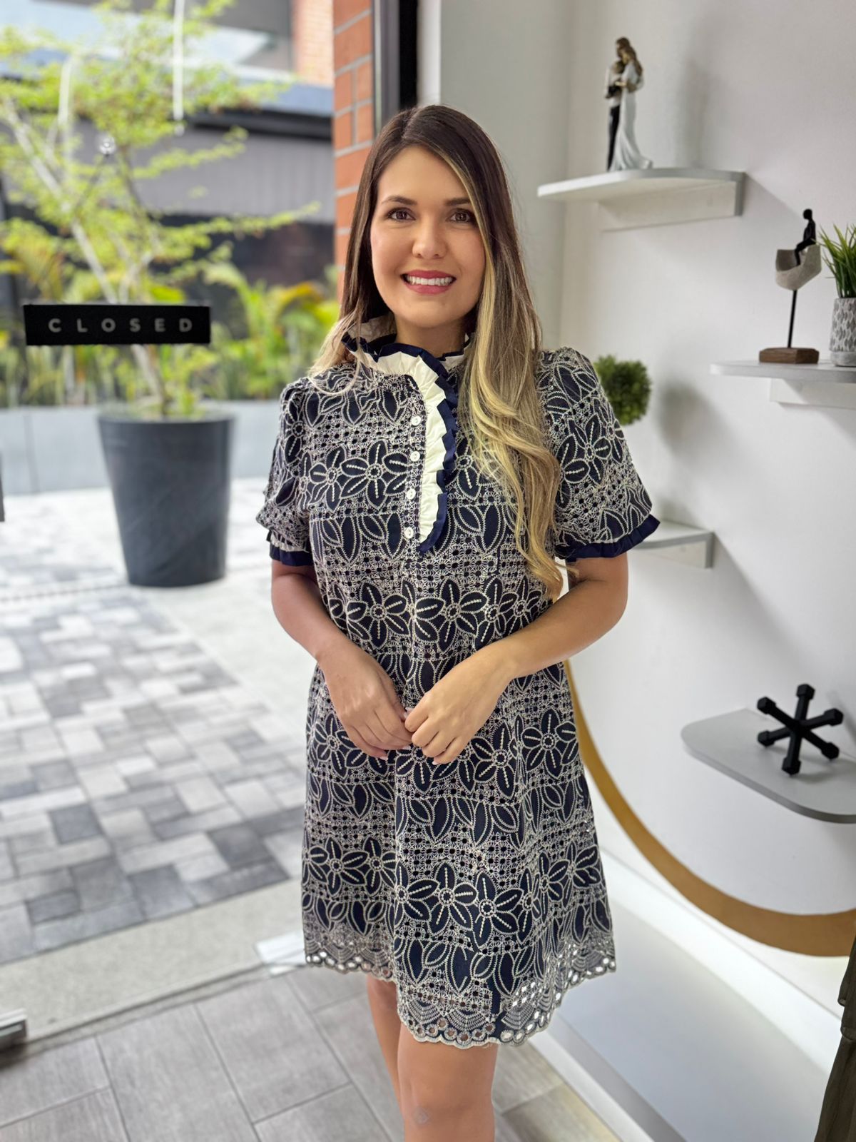 Navy Ruffle Accent Eyelet Lace Shift Dress (Talla S)
