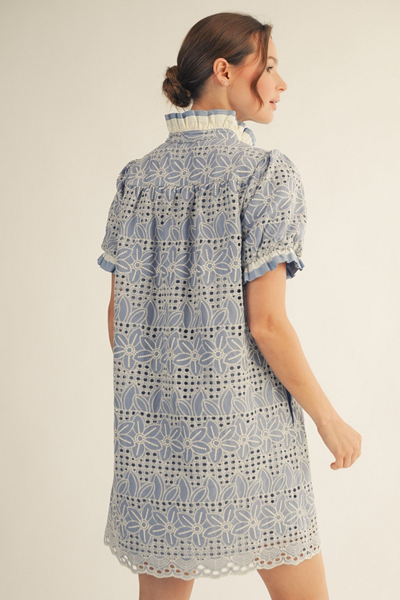 Periwinkle Ruffle Accent Eyelet Lace Shift Dress (Talla L) thumbnail