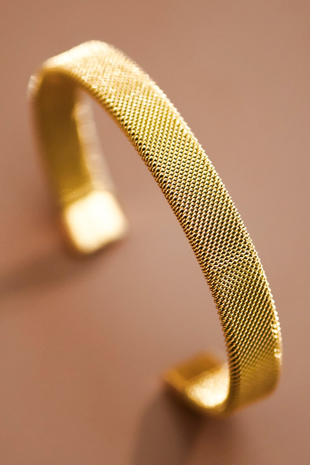 Brazalete tipo cuff de acero inoxidable con baño de oro de 18K thumbnail
