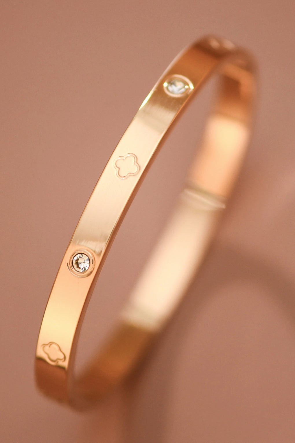 Pulsera tipo brazalete de acero inoxidable con baño de oro de 18K