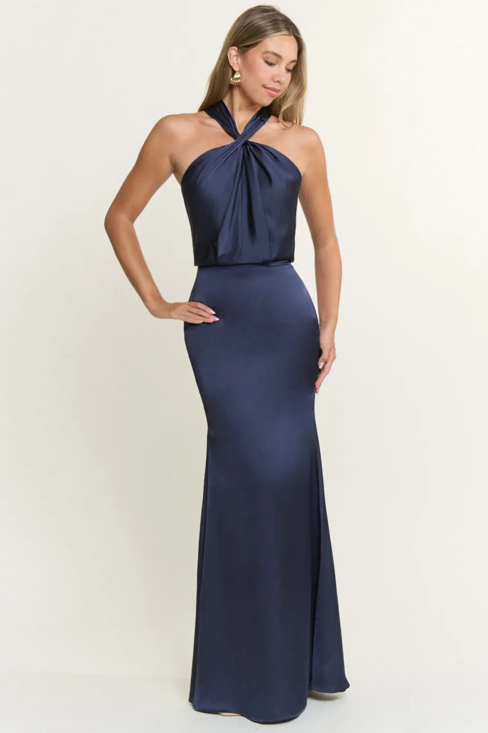 Navy Back-Out Halter Satin Maxi Dress (Talla M)