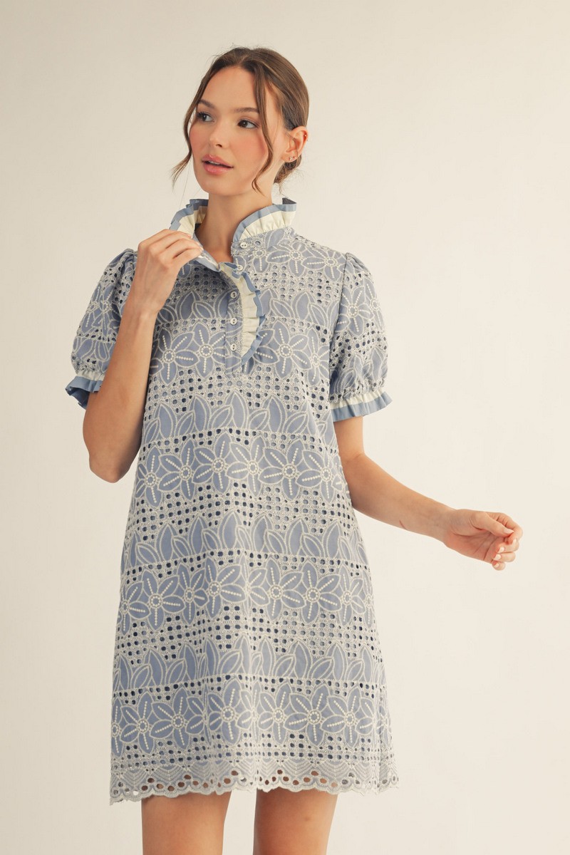 Periwinkle Ruffle Accent Eyelet Lace Shift Dress (Talla L) thumbnail